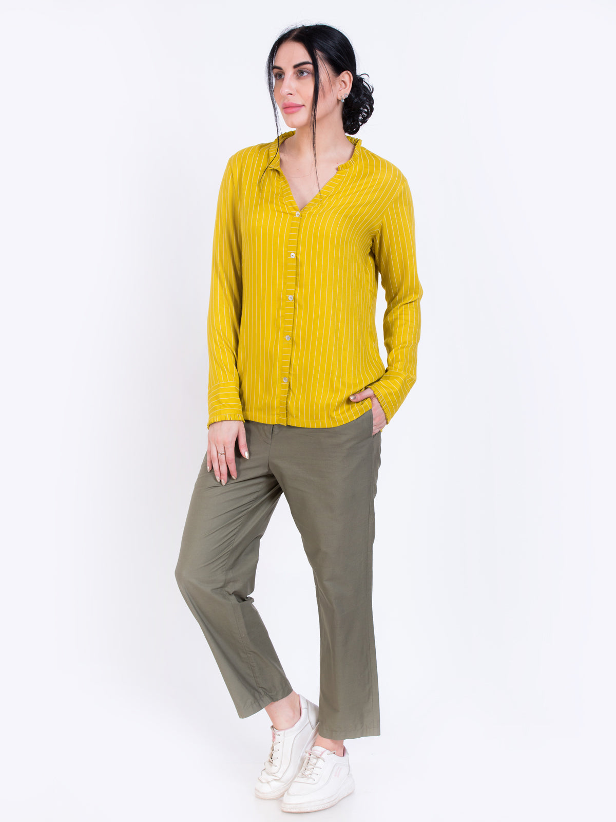 Pleated collar shirt