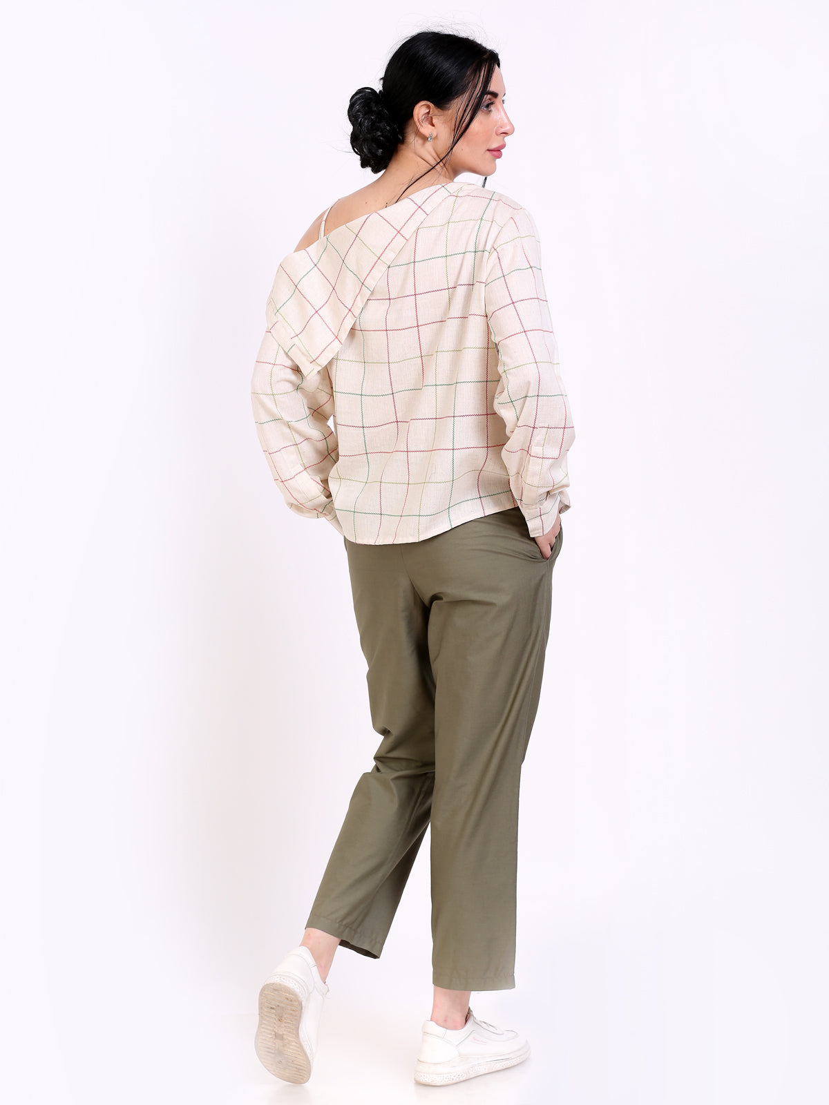 Assymetric collar top