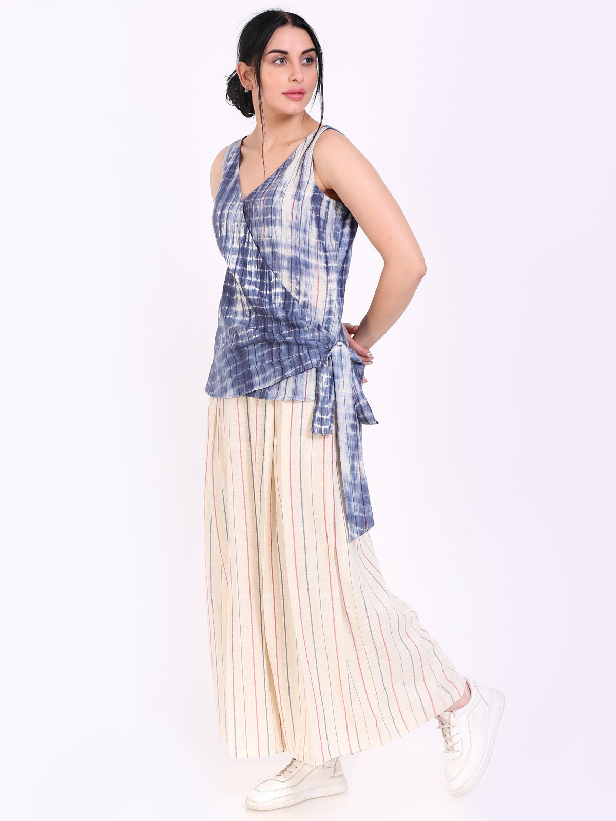 Tie knot top
