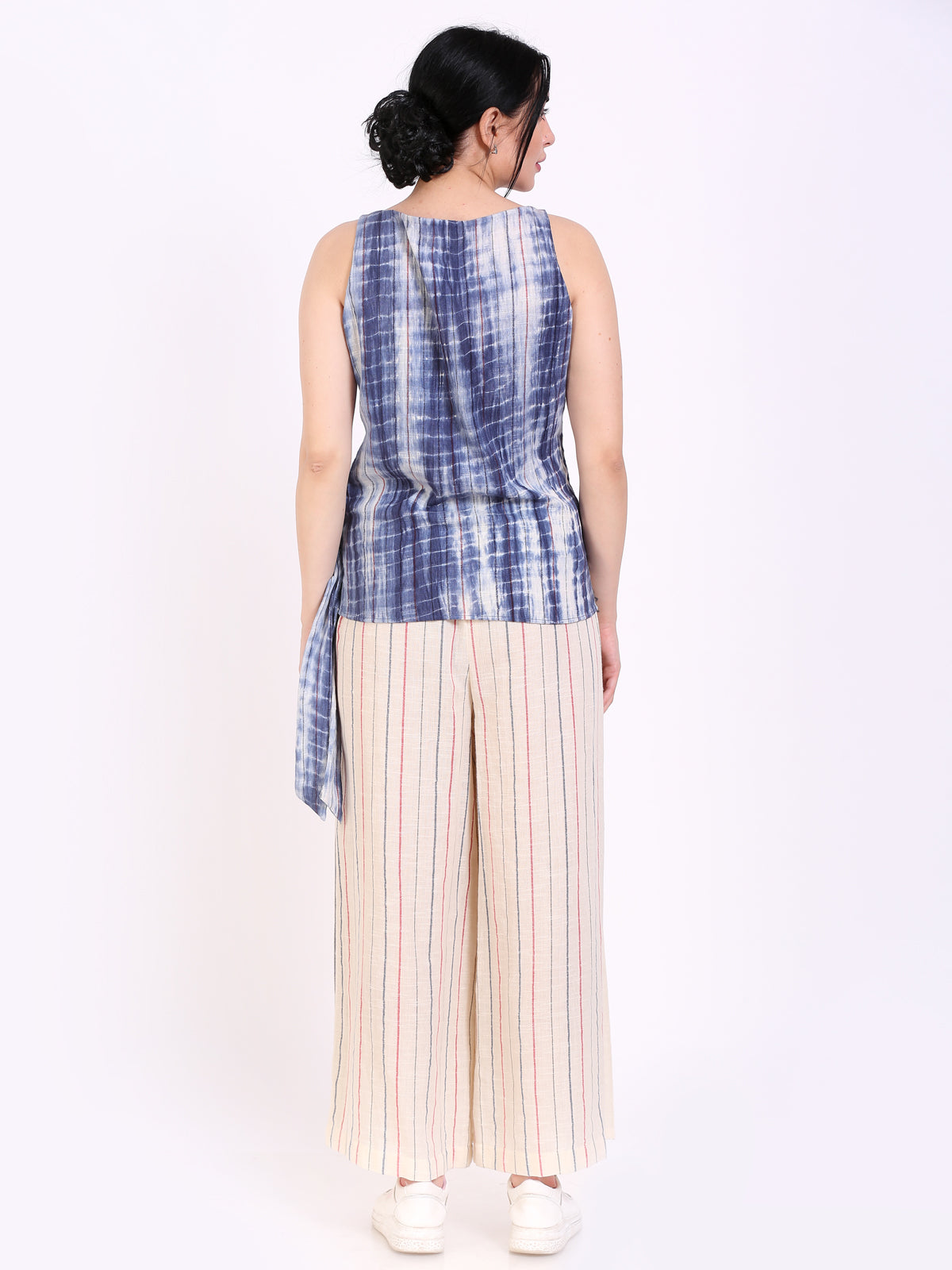 Tie knot top