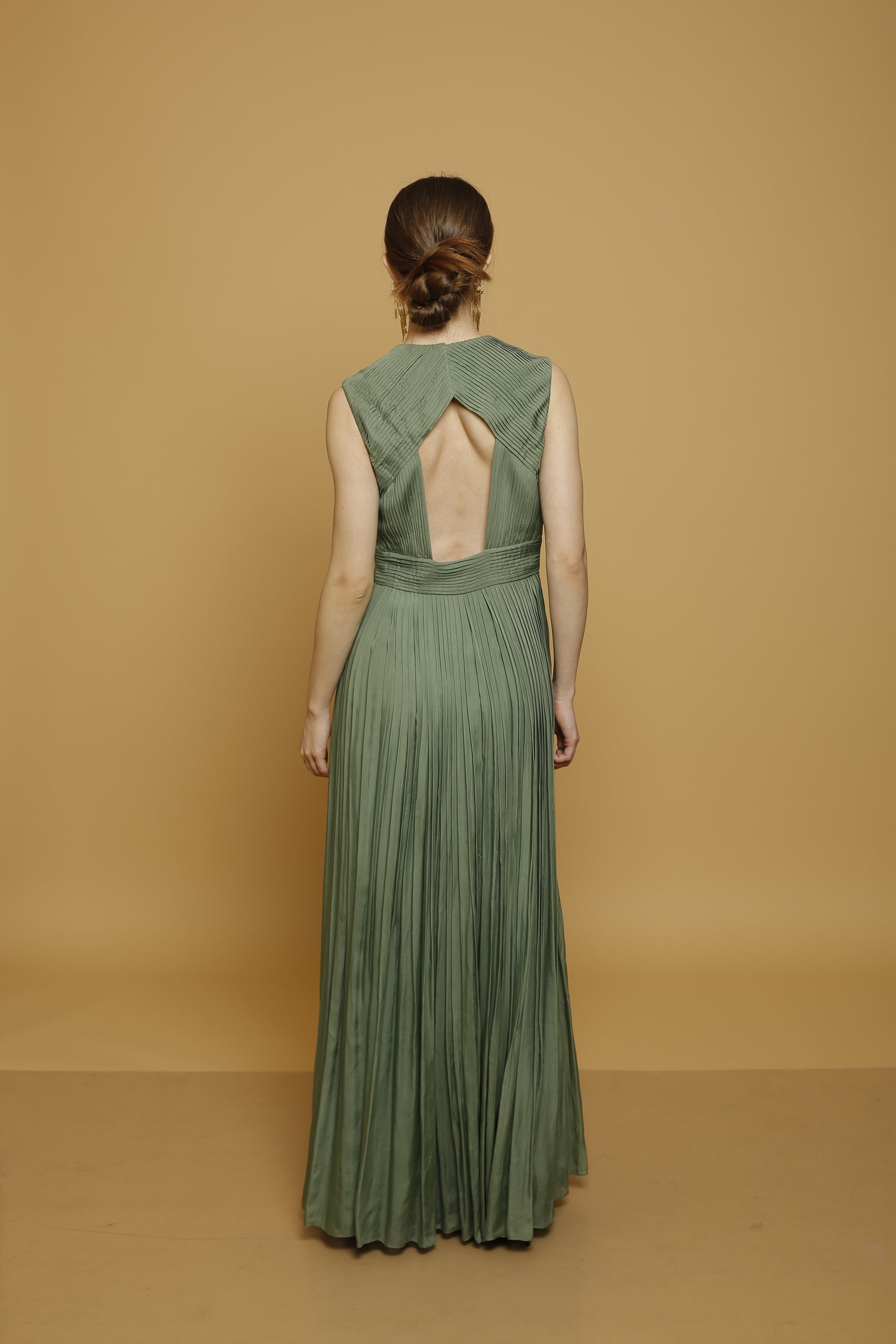Sleeveless pleated gown